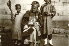 Urgroßmutter mit Urenkelinnen / Great-grandmother with her granddaughters