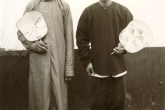 Bauern in Tracht mit Fächern / Farmer in traditional costume with fan