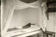 Reisen: Bett auf Außenstation / Travelling, bed in the station on the outside
