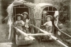 Reisen: Die Familie in Chairs / Travelling, the family in chairs