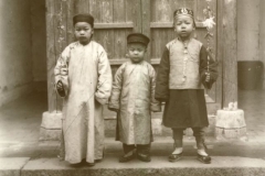 Chinesisches Neujahr: Buben im Neujahrsstaat / The chinese New Year, boy with the New Year costume